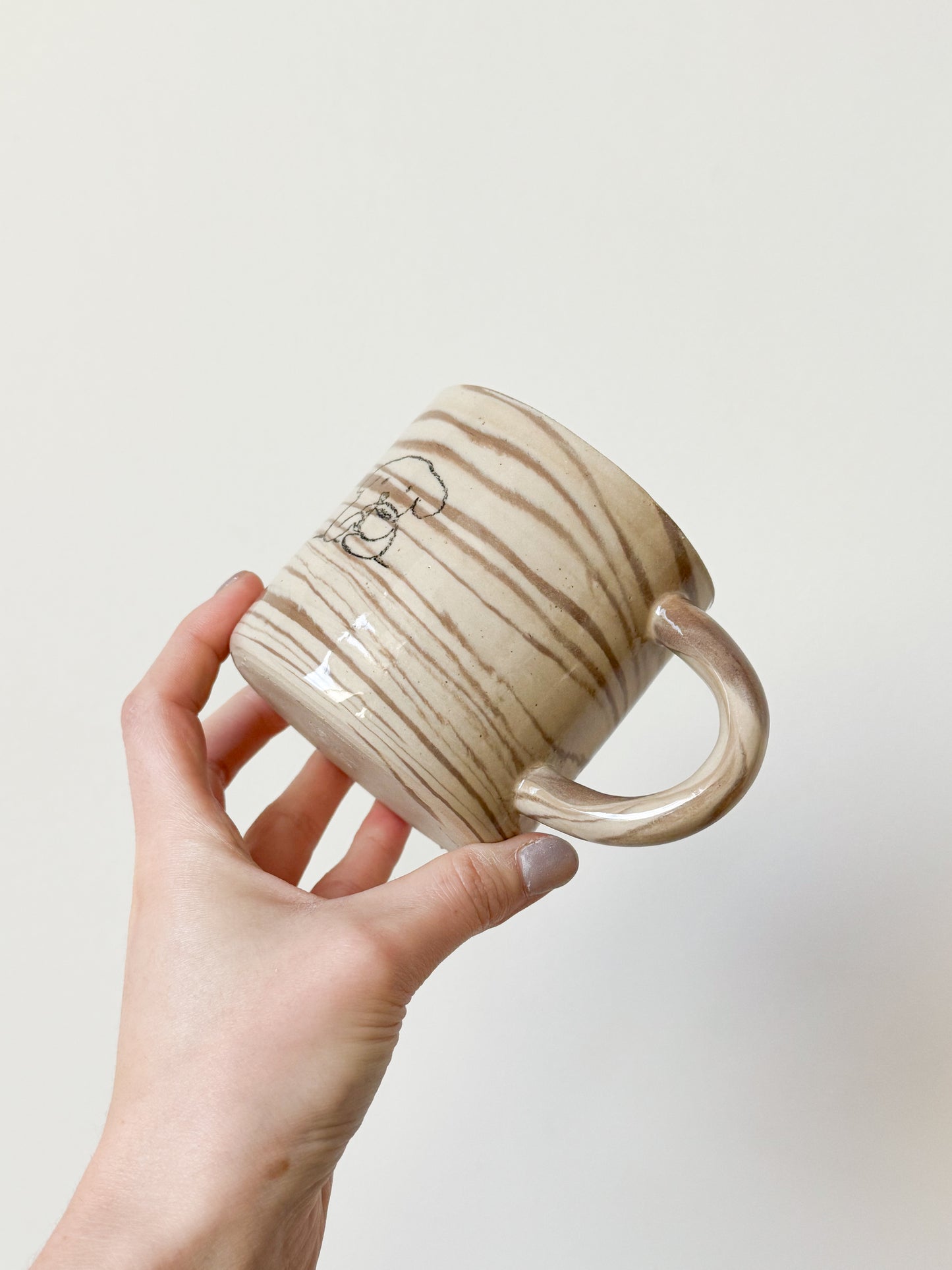 Tasse chien dans un café