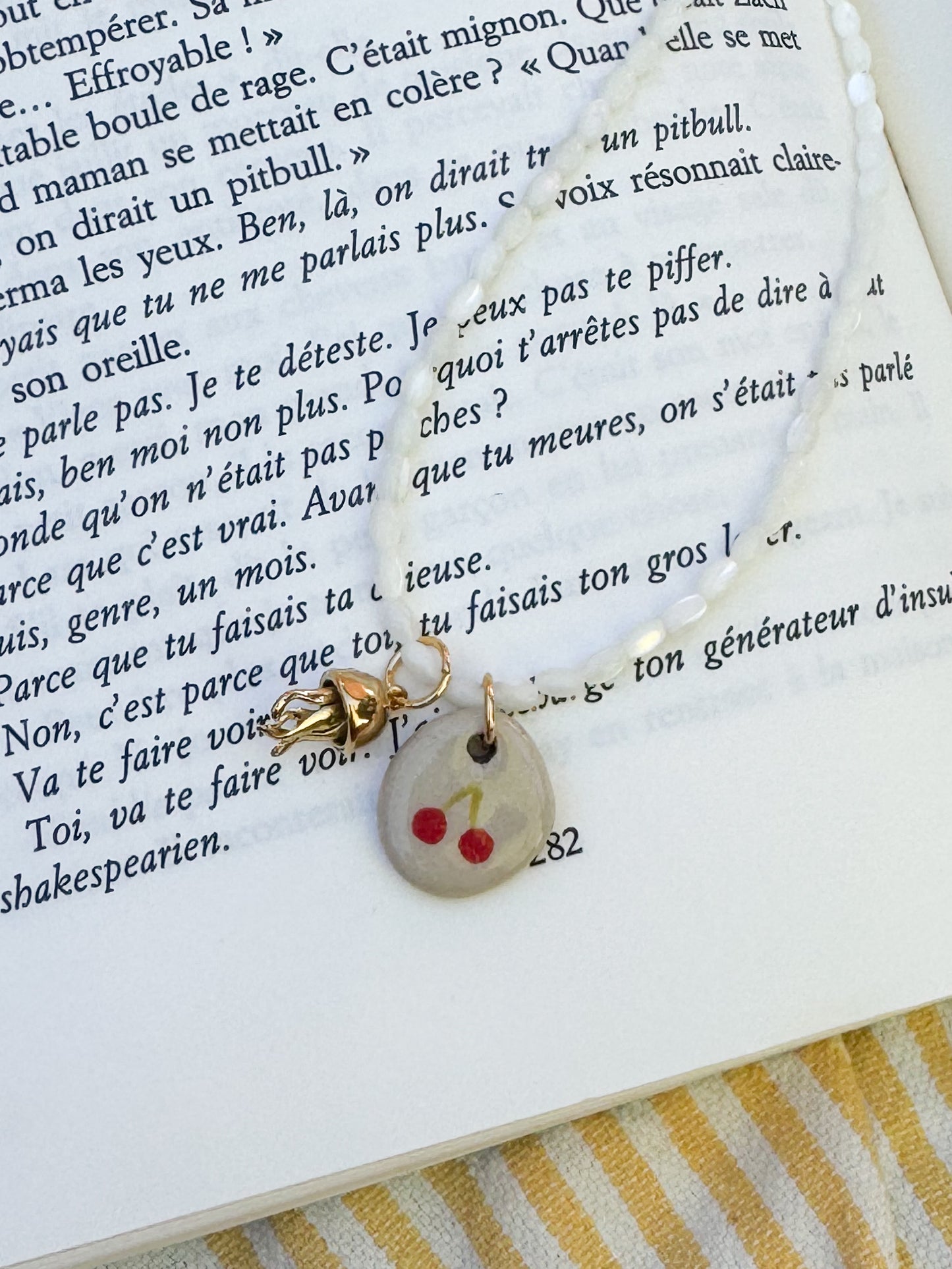 Collier pendentif cerise en céramique