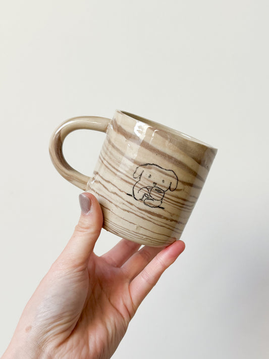 Tasse chien dans un café