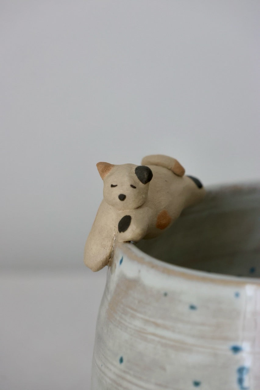 Bol à matcha bleu chat allongé