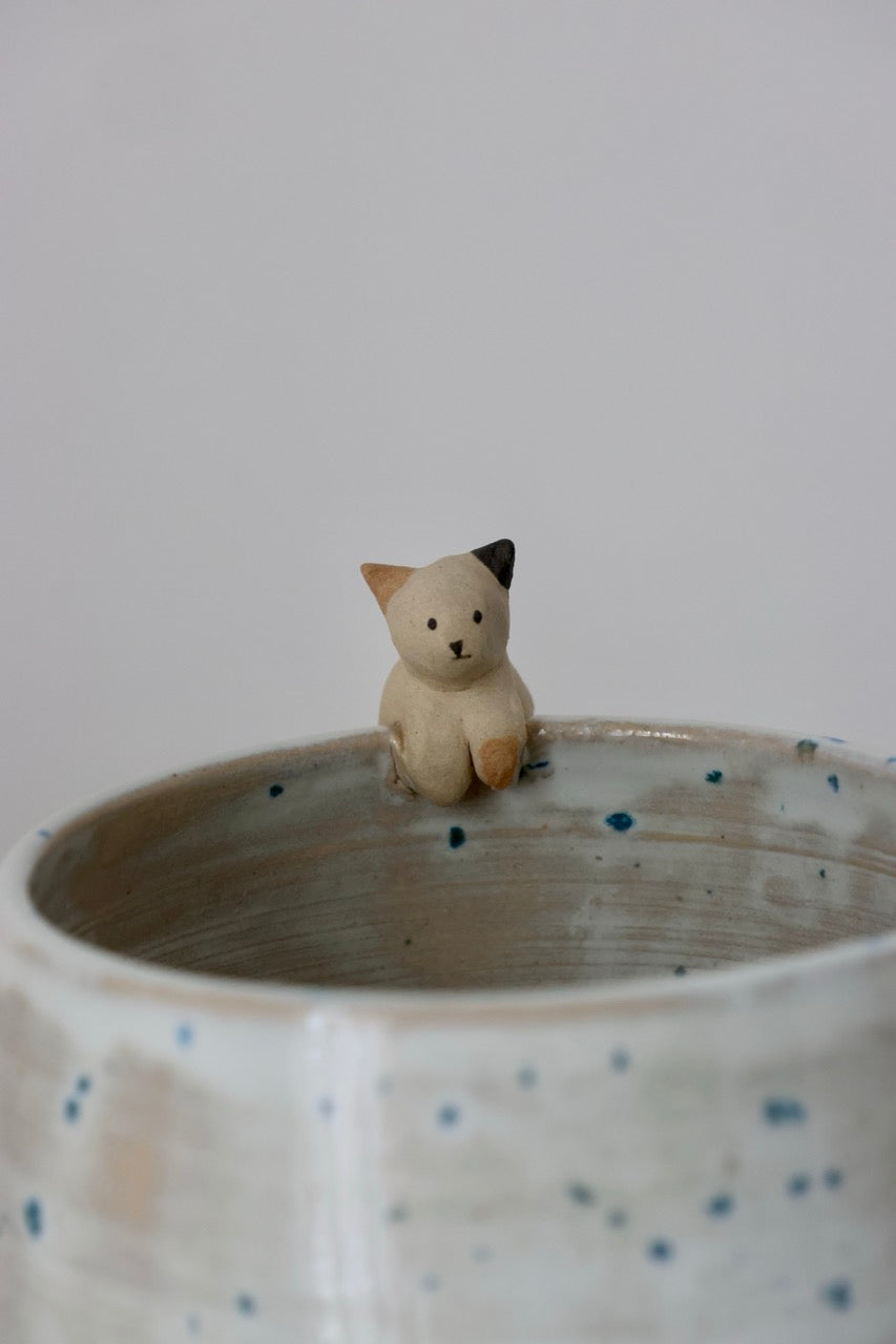 Bol à matcha bleu chat accroché