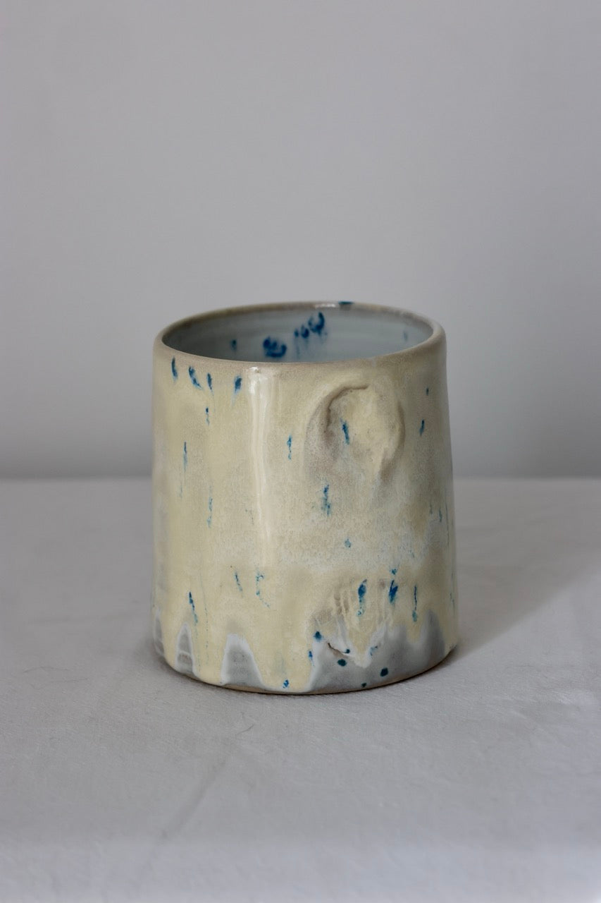 Tasse tachetée bleue