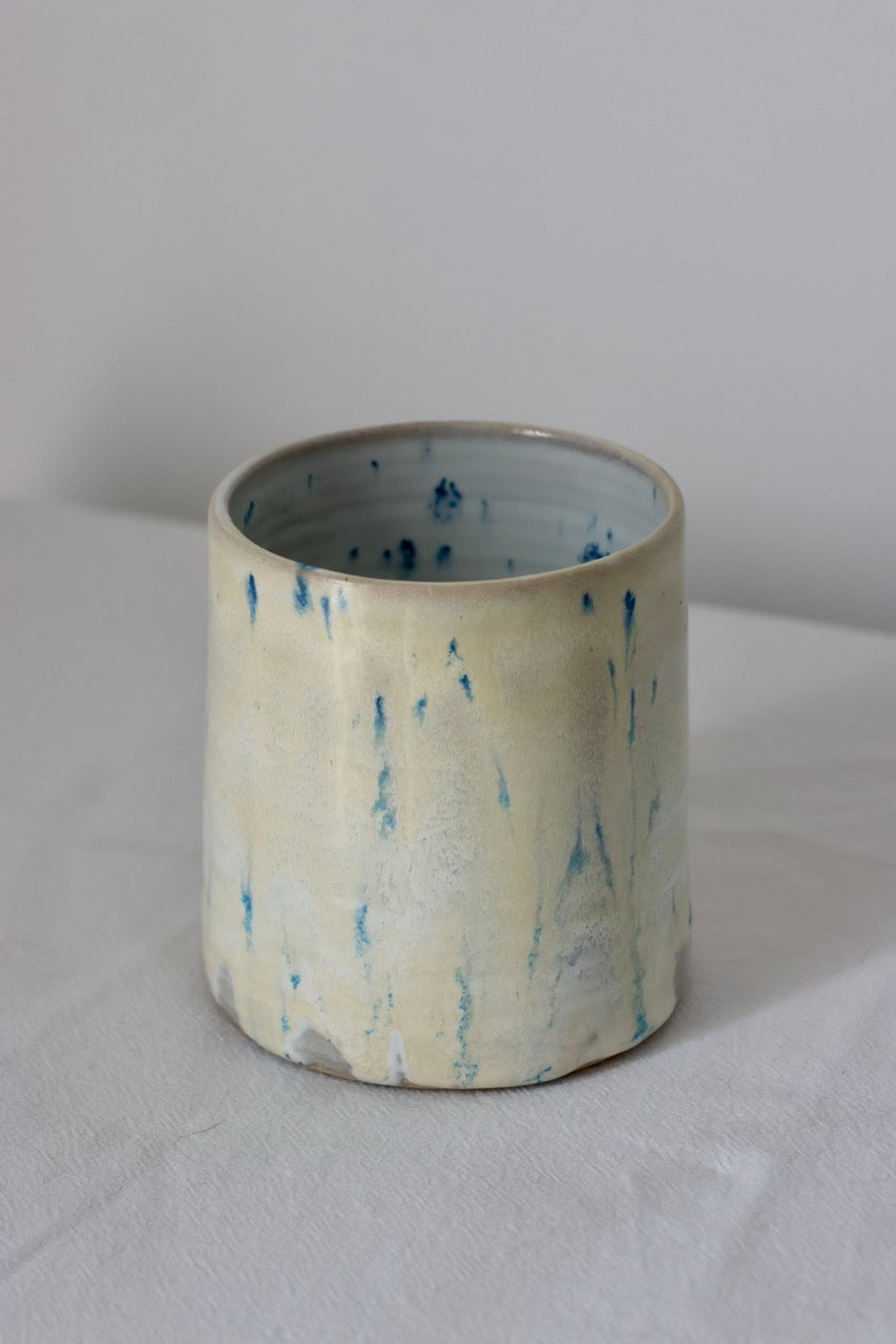 Tasse tachetée bleue