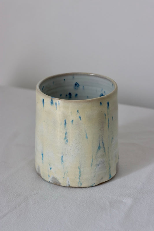 Tasse tachetée bleue