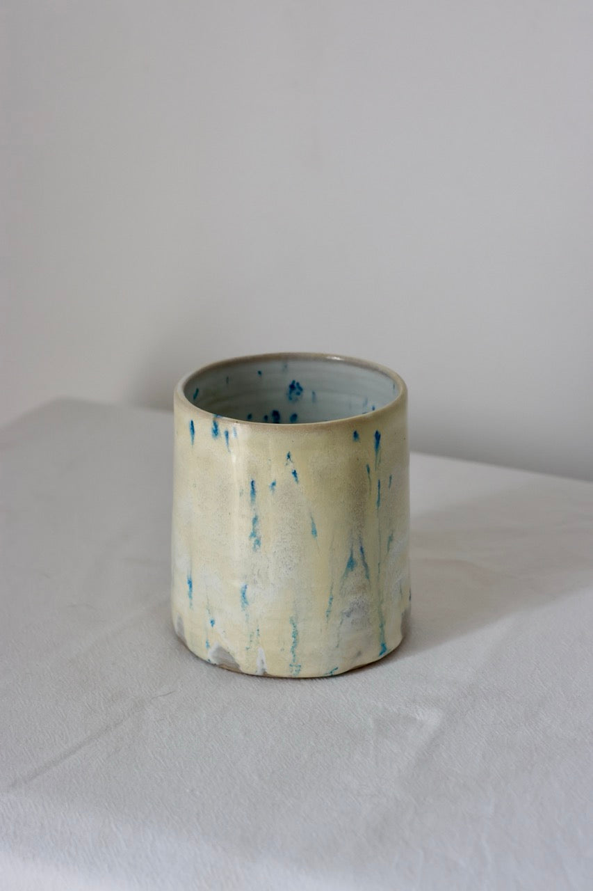 Tasse tachetée bleue