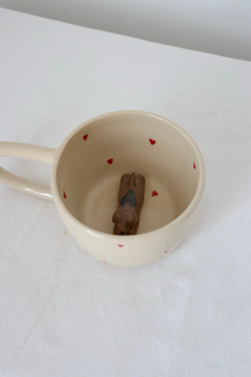Tasse teckel & coeurs (petit défaut)