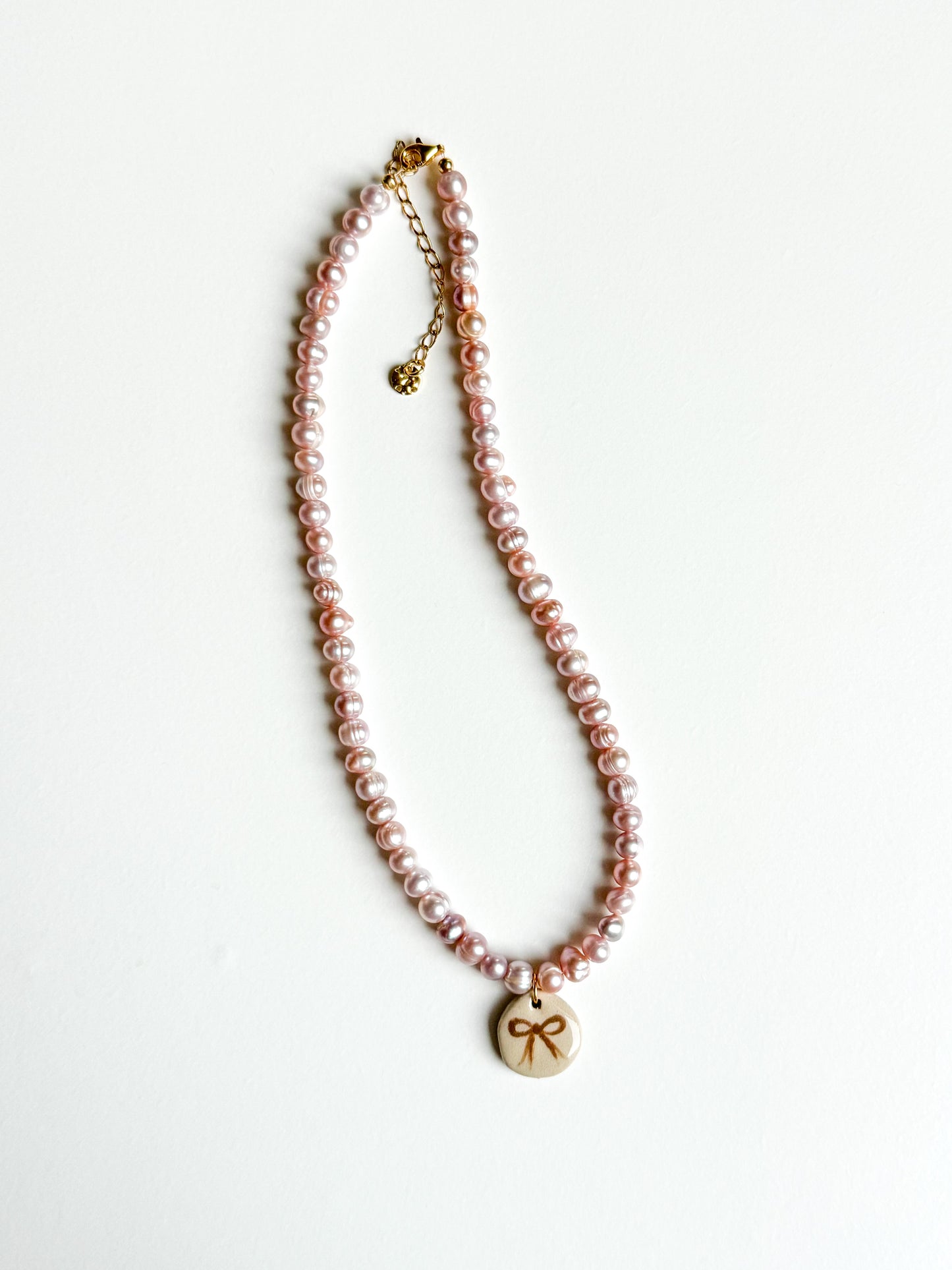 Collier noeud et perles d’eau douce rose