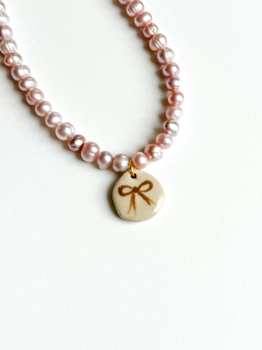 Collier noeud et perles d’eau douce rose