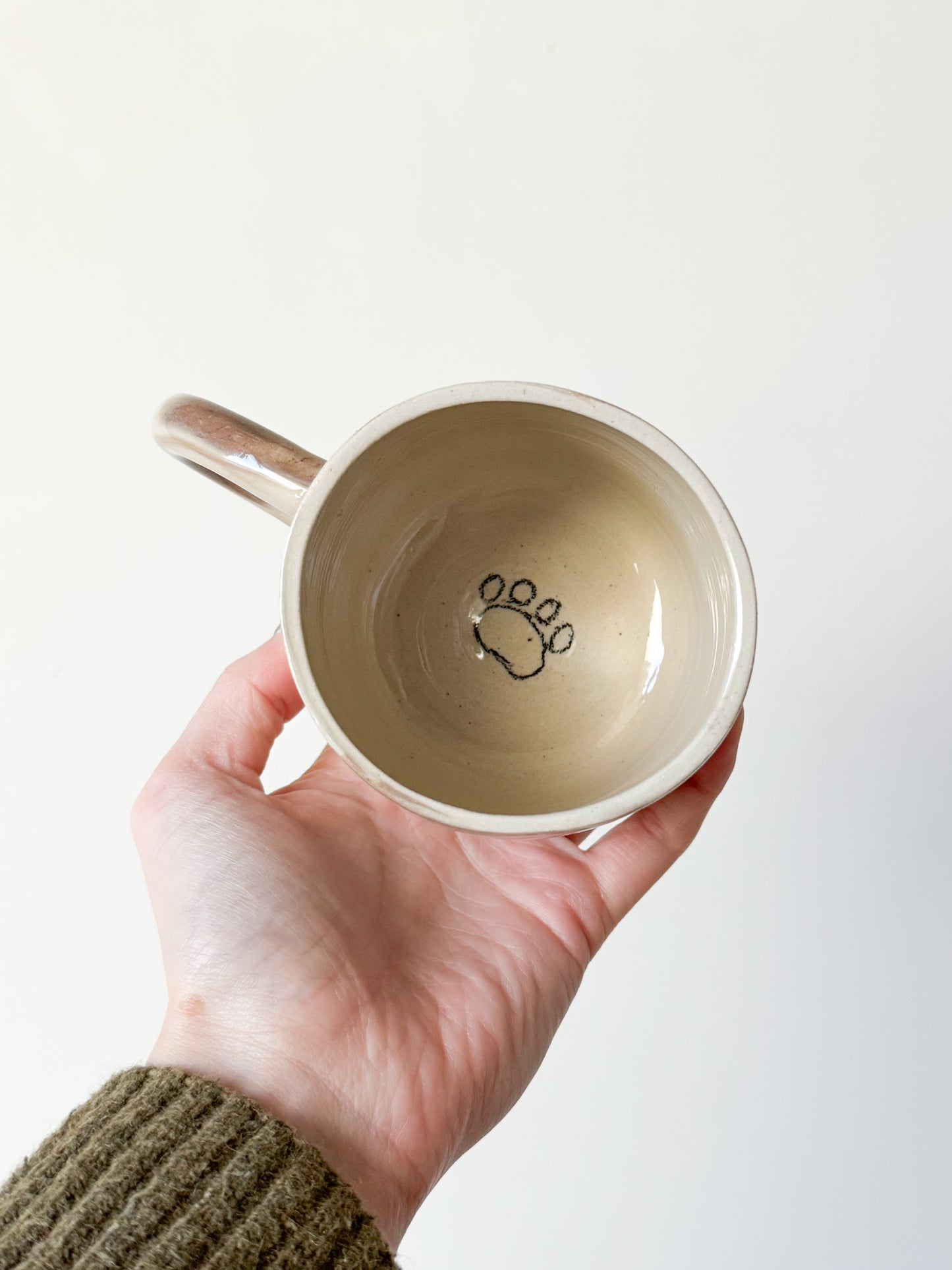 Tasse chien dans un café