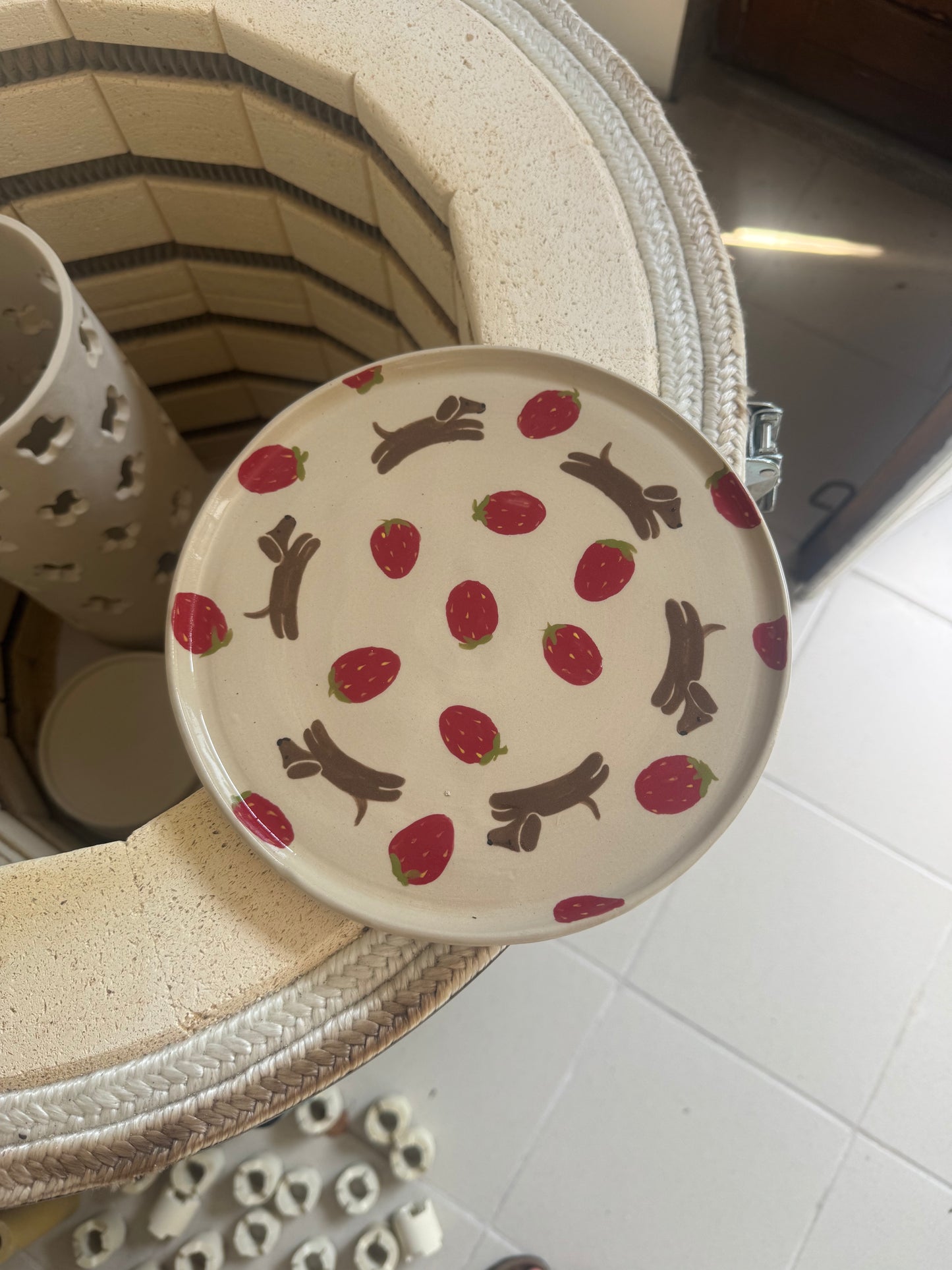 Assiette teckel fraises