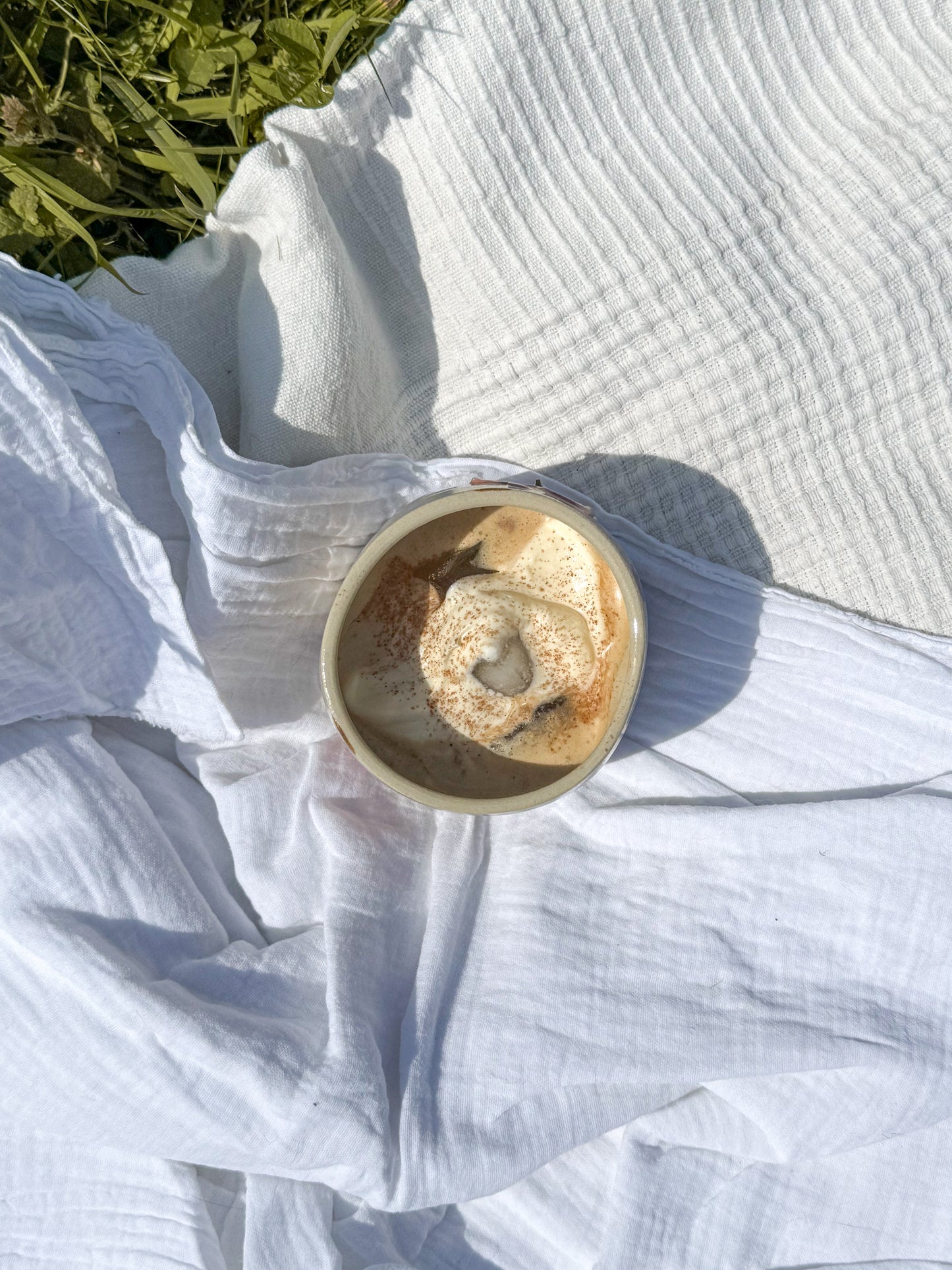 Tasse orchidée (petit défaut)